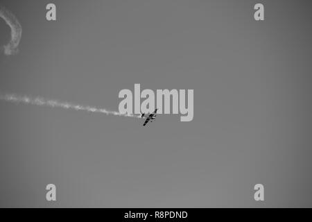 Petit avion faisant voltiges aériennes dans une exposition Banque D'Images