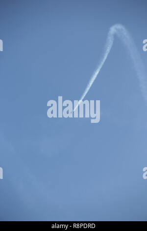 Petit avion faisant voltiges aériennes dans une exposition Banque D'Images