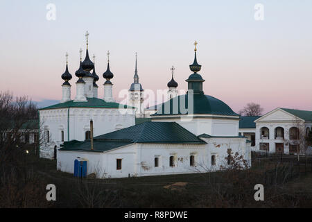 Église de l'entrée à Jérusalem (1702-1707), Église de la résurrection (1720) et l'église Saint Paraskeva, également connu sous le nom de l'Église Pyatnitskaya (1772) sur la photo de gauche à droite à Suzdal, la Russie. Banque D'Images