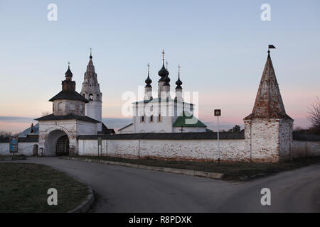 Monastère Alexandrovsky à Suzdal, la Russie. Selon la légende, le monastère a été trouvé par Saint Alexandre Nevsky en 1240. L'église de l'ascension et la tente-comme Bell Tower, représenté à la photo ont été construit en 1695. Banque D'Images