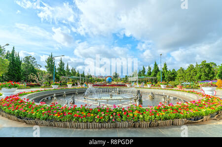 Tapis de fleurs dans le parc avec beaucoup de fleurs a couvert la fontaine au milieu attire les touristes sur le jardin fleuri à Dalat, Vietnam Banque D'Images