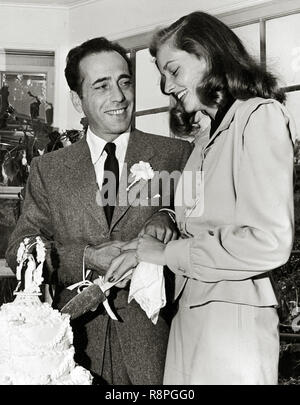 Humphery Bogart avec son épouse Lauren Bacall au cours de leur réception de mariage, le 21 mai 1945 Référence de fichier #  33635 541THA Banque D'Images