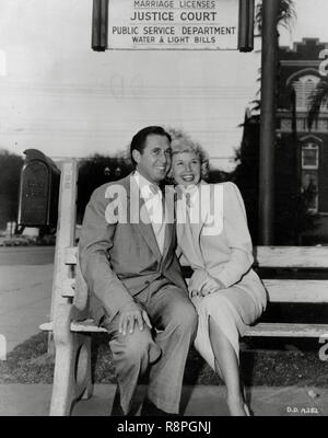 Doris Day, avec son nouveau mari, Marty Melcher, assis sur un banc sous un signe pour le bureau du greffier du comté, le 3 avril 1951 Référence de fichier #  33635 641 THA Banque D'Images