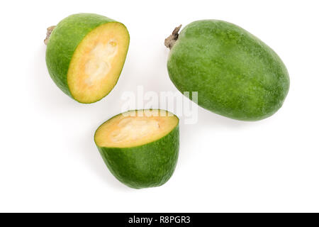 Acca sellowiana feijoa fruit tropical isolé sur fond blanc. Vue d'en haut. Motif de mise à plat Banque D'Images