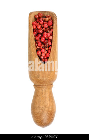 Graines de poivre rouge en bois en écope isolé sur fond blanc. Vue d'en haut. Mise à plat Banque D'Images