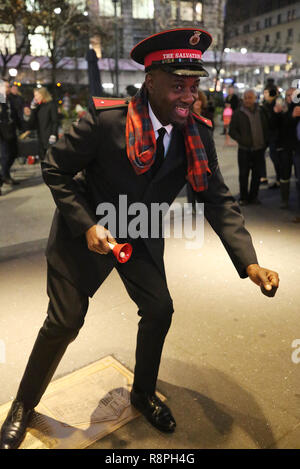 Soldat de l'Armée du salut effectue pour les collections à midtown Manhattan Banque D'Images