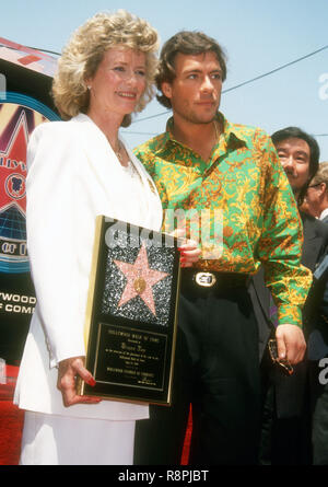 HOLLYWOOD, CA - le 28 avril : Linda Lee Caldwell et l'acteur Jean-Claude Van Damme assiste à la cérémonie du Hollywood Walk of Fame pour Bruce Lee le 28 avril 1993 au 6933 Hollywood Boulevard à Hollywood, Californie. Photo de Barry King/Alamy Stock Photo Banque D'Images