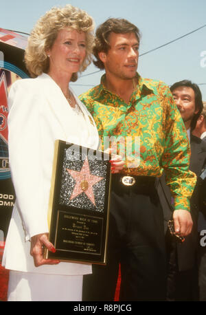 HOLLYWOOD, CA - le 28 avril : Linda Lee Caldwell et l'acteur Jean-Claude Van Damme assiste à la cérémonie du Hollywood Walk of Fame pour Bruce Lee le 28 avril 1993 au 6933 Hollywood Boulevard à Hollywood, Californie. Photo de Barry King/Alamy Stock Photo Banque D'Images