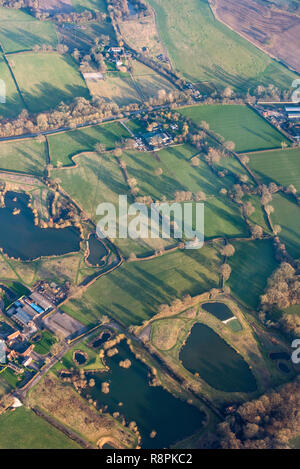 Vue aérienne verticale à travers la campagne du Surrey. Banque D'Images