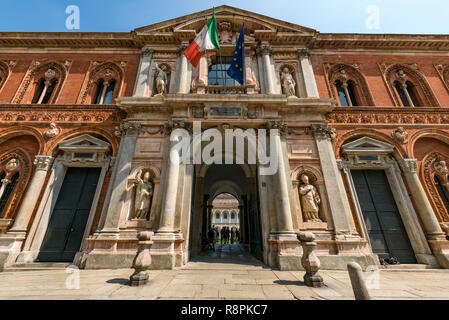 L'extérieur de l'Université de streetview horizontale de Milan, Italie. Banque D'Images