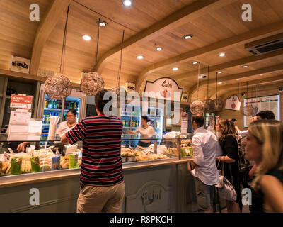 Vue horizontale de gens qui achètent des Panzerotti pizza fraîche du à Milan, Italie. Banque D'Images