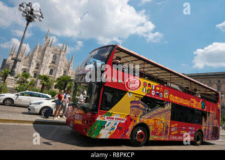 L'horizontale d'un autobus de tournée de streetview à Milan, Italie. Banque D'Images