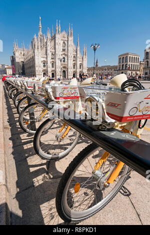 Vue verticale de bicyclettes en location à Milan, Italie. Banque D'Images