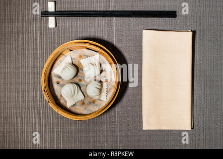 Raviolis chinois à la vapeur rempli de homard servi dans le panier en bois bambou typique Banque D'Images