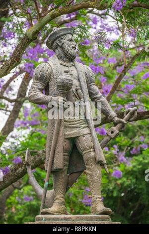 Le Portugal, l'Alentejo, Evora, Patrimoine Mondial de l'Evora, jardin public, statue de Vasco da Gama, présenté à Evora par la province sud-africaine du Natal en 1997, à l'occasion du 500e anniversaire de sa découverte du Natal le jour de Noël 1497 Banque D'Images