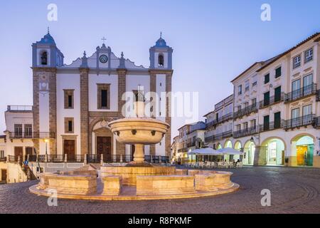 Le Portugal, l'Alentejo, Evora, Patrimoine Mondial de l'UNESCO, la place Giraldo (Praça do Giraldo) est le coeur de la ville, bordée d'arcades partiellement, décorée d'une fontaine en marbre du 16ème siècle et fermée par l'église de Santo Antao Banque D'Images