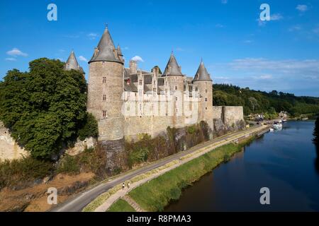 France, Morbihan, sur le Chemin de Saint Jacques, Josselin, village médiéval, le château de Josselin en style gothique flamboyant sur l'Oust les berges des rivières (vue aérienne) Banque D'Images