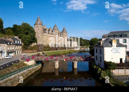 France, Morbihan, sur le Chemin de Saint Jacques, Josselin, village médiéval, le château de Josselin en style gothique flamboyant sur l'Oust les berges des rivières (vue aérienne) Banque D'Images