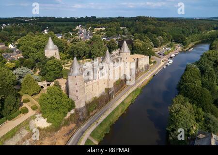 France, Morbihan, sur le Chemin de Saint Jacques, Josselin, village médiéval, le château de Josselin en style gothique flamboyant sur l'Oust les berges des rivières (vue aérienne) Banque D'Images