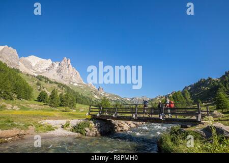 France, Hautes Alpes, Nevache, vallée de la Claree, les randonneurs sur le Pont du Moutet, dans l'arrière-plan le massif des Cerces (3093m) et les sommets de la main de crépin (2942m) Banque D'Images