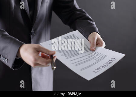 Businessman reading les termes du nouveau contrat. Banque D'Images