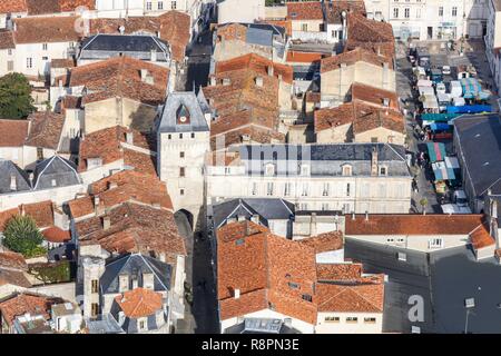 France, Charente Maritime, St Jean d'Angely, la Tour de l'horloge (vue aérienne) Banque D'Images