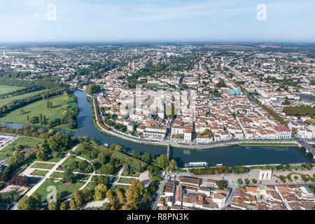 En France, en Charente Maritime, Saintes, la cathédrale St Pierre, l'Arc de Germanicus et la ville sur le fleuve Charente (vue aérienne) Banque D'Images