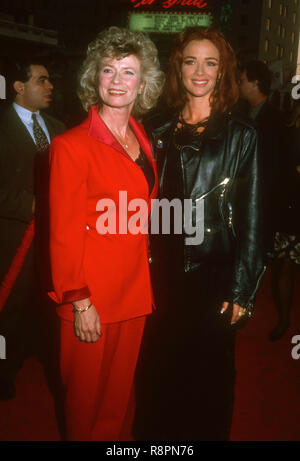 HOLLYWOOD, CA - le 28 avril : Linda Lee Caldwell et l'actrice Lauren Holly assister à Universal Pictures' 'Dragon : Le Bruce Lee Story' Hollywood Création le 28 avril 1993 au Mann's Chinese Theatre à Hollywood, Californie. Photo de Barry King/Alamy Stock Photo Banque D'Images