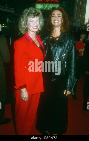 HOLLYWOOD, CA - le 28 avril : Linda Lee Caldwell et l'actrice Lauren Holly assister à Universal Pictures' 'Dragon : Le Bruce Lee Story' Hollywood Création le 28 avril 1993 au Mann's Chinese Theatre à Hollywood, Californie. Photo de Barry King/Alamy Stock Photo Banque D'Images