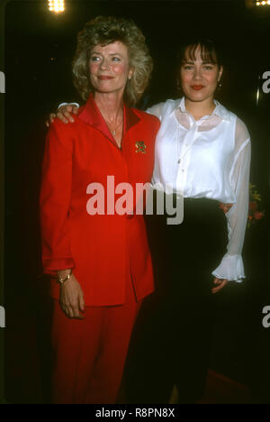 HOLLYWOOD, CA - le 28 avril : Linda Lee Caldwell et sa fille Shannon Lee assister à Universal Pictures' 'Dragon : Le Bruce Lee Story' Hollywood Création le 28 avril 1993 au Mann's Chinese Theatre à Hollywood, Californie. Photo de Barry King/Alamy Stock Photo Banque D'Images