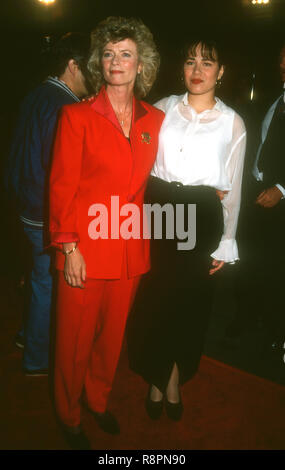 HOLLYWOOD, CA - le 28 avril : Linda Lee Caldwell et sa fille Shannon Lee assister à Universal Pictures' 'Dragon : Le Bruce Lee Story' Hollywood Création le 28 avril 1993 au Mann's Chinese Theatre à Hollywood, Californie. Photo de Barry King/Alamy Stock Photo Banque D'Images