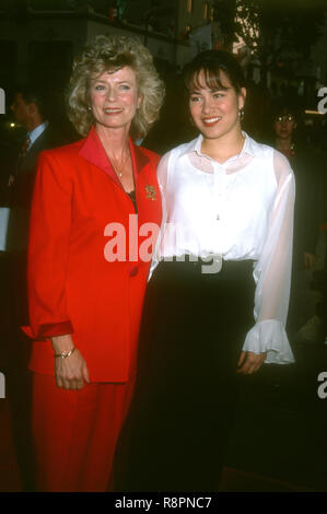 HOLLYWOOD, CA - le 28 avril : Linda Lee Caldwell et sa fille Shannon Lee assister à Universal Pictures' 'Dragon : Le Bruce Lee Story' Hollywood Création le 28 avril 1993 au Mann's Chinese Theatre à Hollywood, Californie. Photo de Barry King/Alamy Stock Photo Banque D'Images