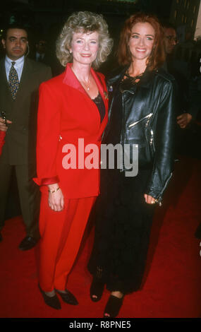 HOLLYWOOD, CA - le 28 avril : Linda Lee Caldwell et l'actrice Lauren Holly assister à Universal Pictures' 'Dragon : Le Bruce Lee Story' Hollywood Création le 28 avril 1993 au Mann's Chinese Theatre à Hollywood, Californie. Photo de Barry King/Alamy Stock Photo Banque D'Images