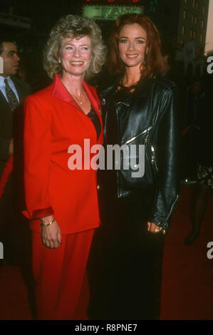 HOLLYWOOD, CA - le 28 avril : Linda Lee Caldwell et l'actrice Lauren Holly assister à Universal Pictures' 'Dragon : Le Bruce Lee Story' Hollywood Création le 28 avril 1993 au Mann's Chinese Theatre à Hollywood, Californie. Photo de Barry King/Alamy Stock Photo Banque D'Images