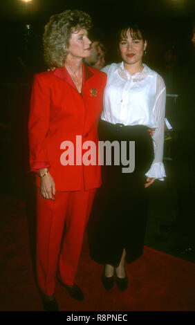 HOLLYWOOD, CA - le 28 avril : Linda Lee Caldwell et sa fille Shannon Lee assister à Universal Pictures' 'Dragon : Le Bruce Lee Story' Hollywood Création le 28 avril 1993 au Mann's Chinese Theatre à Hollywood, Californie. Photo de Barry King/Alamy Stock Photo Banque D'Images