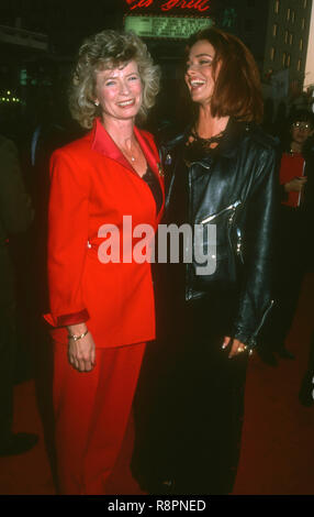 HOLLYWOOD, CA - le 28 avril : Linda Lee Caldwell et l'actrice Lauren Holly assister à Universal Pictures' 'Dragon : Le Bruce Lee Story' Hollywood Création le 28 avril 1993 au Mann's Chinese Theatre à Hollywood, Californie. Photo de Barry King/Alamy Stock Photo Banque D'Images