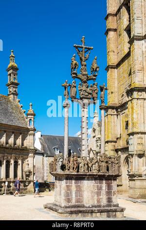 La France, Finistère, Saint Thegonnec, étape sur le chemin de Saint-Jacques de Compostelle, l'enclos paroissial du 16ème et 17ème siècles, le calvaire Banque D'Images