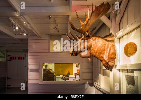 Canada, Québec, Estrie, Valcourt, Musée J. Armand Bombardier, musée consacré à l'inventeur de la motoneige moderne, d'origine de l'inventeur, garage intérieur avec panache d'orignal Banque D'Images