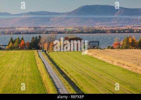 Canada, Québec, région de Chaudière-Appalaches, Berthier-sur-Mer, automne paysage élevée par Saint Laurent Banque D'Images