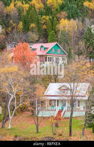 Canada, Québec, région du Saguenay-Lac Saint-Jean, Fjord du Saguenay, Ste-Rose-du-Nord, augmentation de la vue sur le village, l'automne Banque D'Images