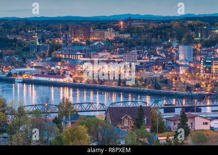 Canada, Québec, région du Saguenay-Lac Saint-Jean, Fjord du Saguenay, Saguenay-Chicoutimi, augmentation de la vue sur la ville, l'aube Banque D'Images