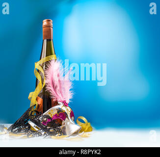 Masque argent brillant avec bouteille de vin en fête. Isolé sur partie et maison de concept. Banque D'Images