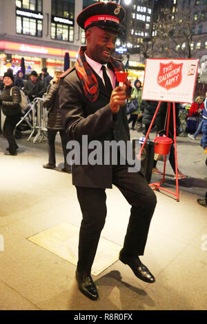 Soldat de l'Armée du salut effectue pour les collections à midtown Manhattan Banque D'Images