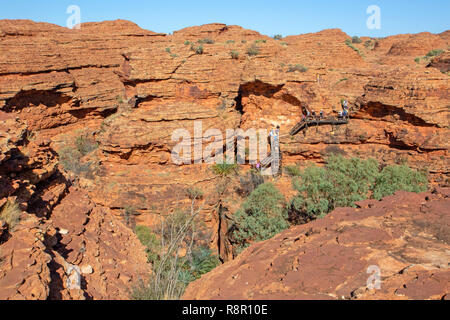 Les randonneurs de descendre dans le jardin d'Eden au Kings Canyon Banque D'Images