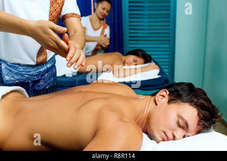 Young couple having thai massage avec une huile. Banque D'Images