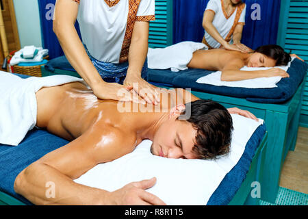 Young couple having thai massage avec une huile. Banque D'Images