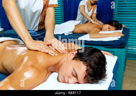 Young couple having thai massage avec une huile. Banque D'Images