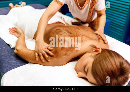 Massage du dos au chocolat masque hydratant. Banque D'Images