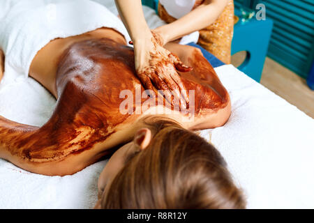 Massage du dos au chocolat masque hydratant. Banque D'Images