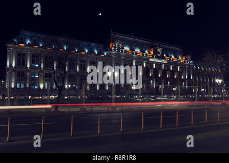 13 DEC 2018 la Roumanie. La Cour d'appel de Bucarest par nuit. Lumières floues de passage des voitures. Une longue exposition de droit. Selective focus Banque D'Images